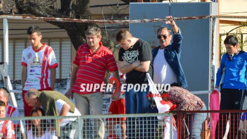 Los hinchas del Decano festejaron el triunfo y la permanencia.