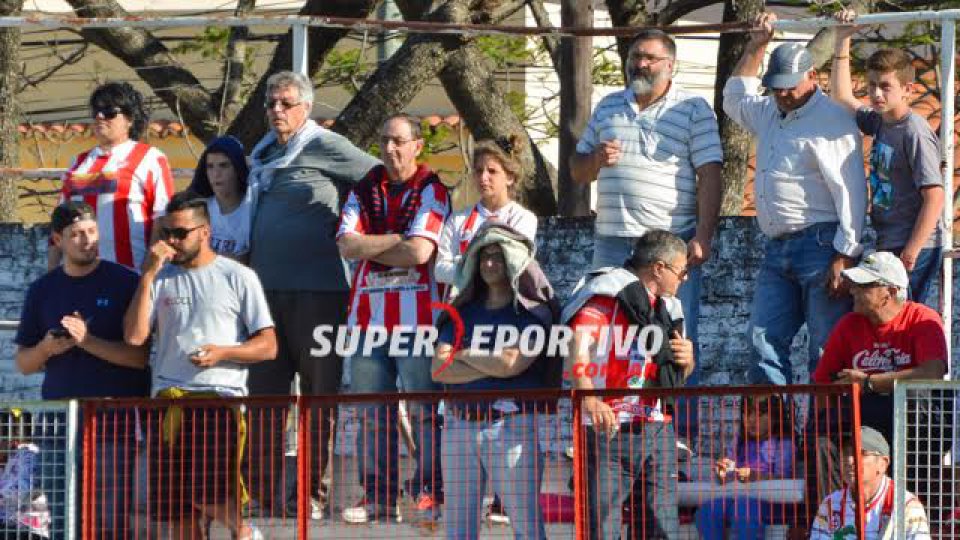 Los hinchas del Decano festejaron el triunfo y la permanencia.