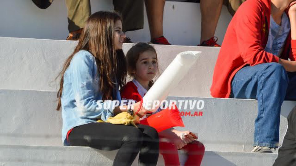 Los hinchas del Decano festejaron el triunfo y la permanencia.