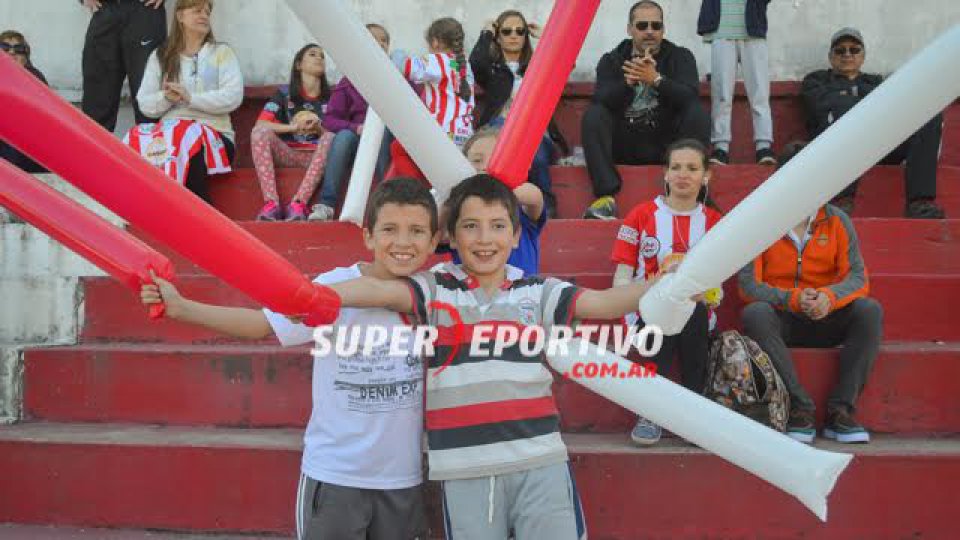 Los hinchas del Decano festejaron el triunfo y la permanencia.