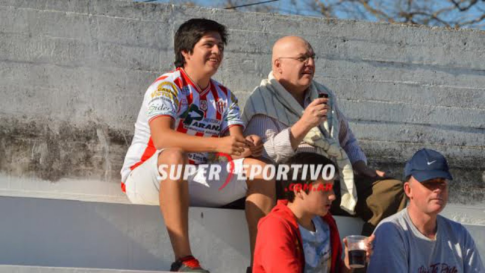 Los hinchas del Decano festejaron el triunfo y la permanencia.