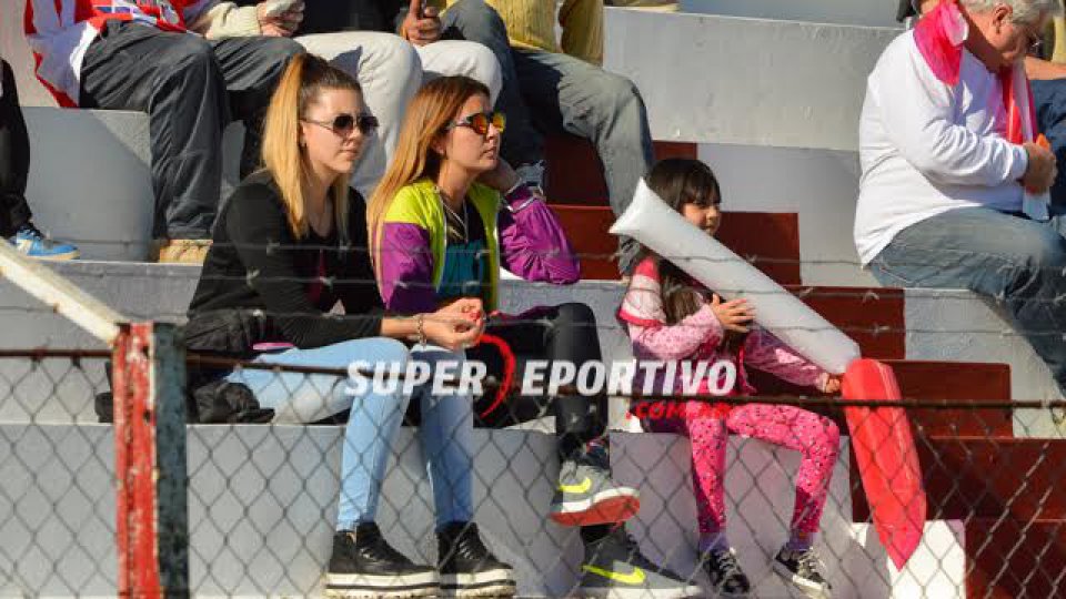 Los hinchas del Decano festejaron el triunfo y la permanencia.