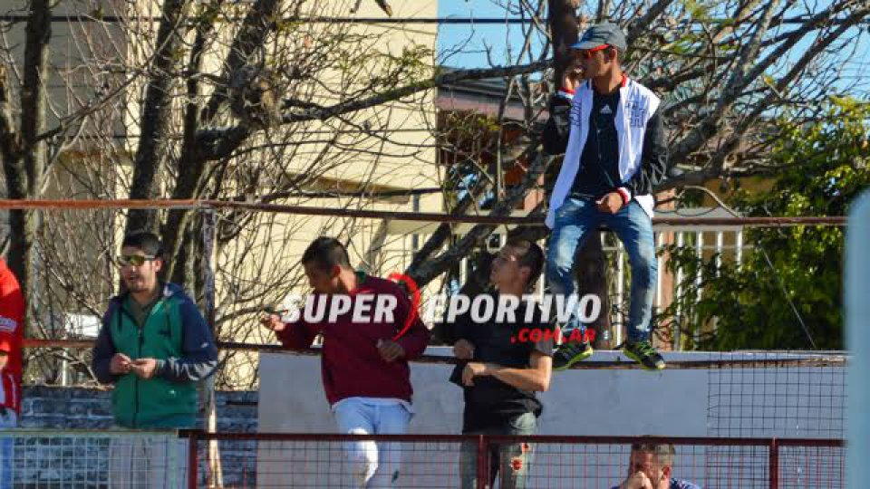 Los hinchas del Decano festejaron el triunfo y la permanencia.