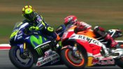El gesto antideportivo de Valentino Rossi: Tiró a su rival de la moto en plena carrera