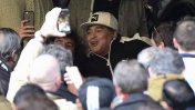 Un hincha más: Maradona alentó a los Pumas desde un palco