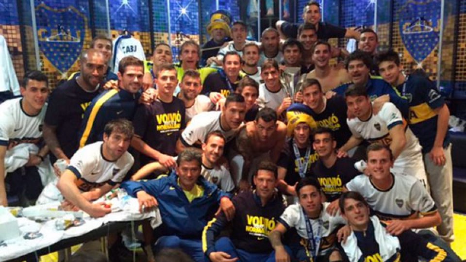 Colazo compartió la foto íntima en el vestuario de Boca campeón.