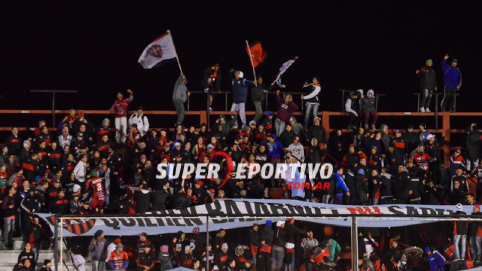 Una vez más los hinchas del Patrón colmaron el Grella para alentar al equipo.