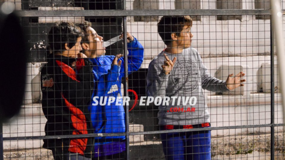 Una vez más los hinchas del Patrón colmaron el Grella para alentar al equipo.