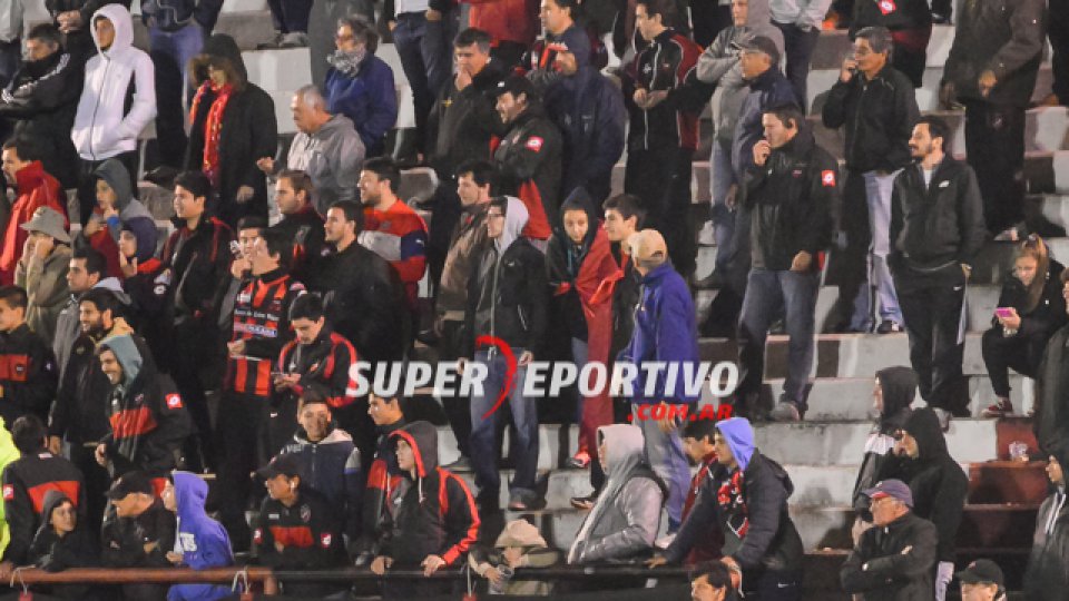 Una vez más los hinchas del Patrón colmaron el Grella para alentar al equipo.