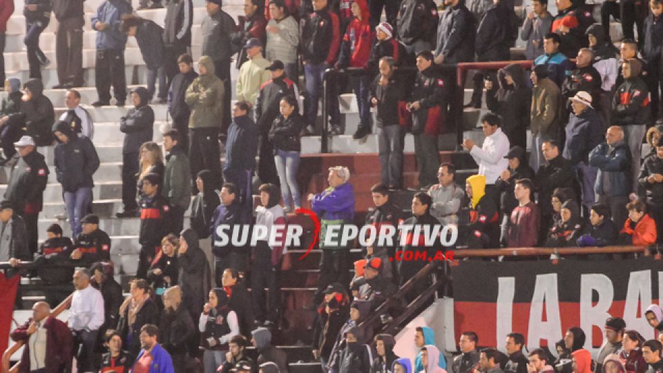 Una vez más los hinchas del Patrón colmaron el Grella para alentar al equipo.