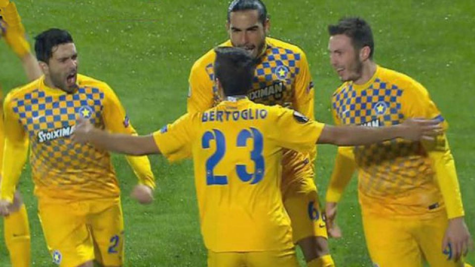 Bertoglio festeja con sus compañeros el gol que abrió el camino para el triunfo.