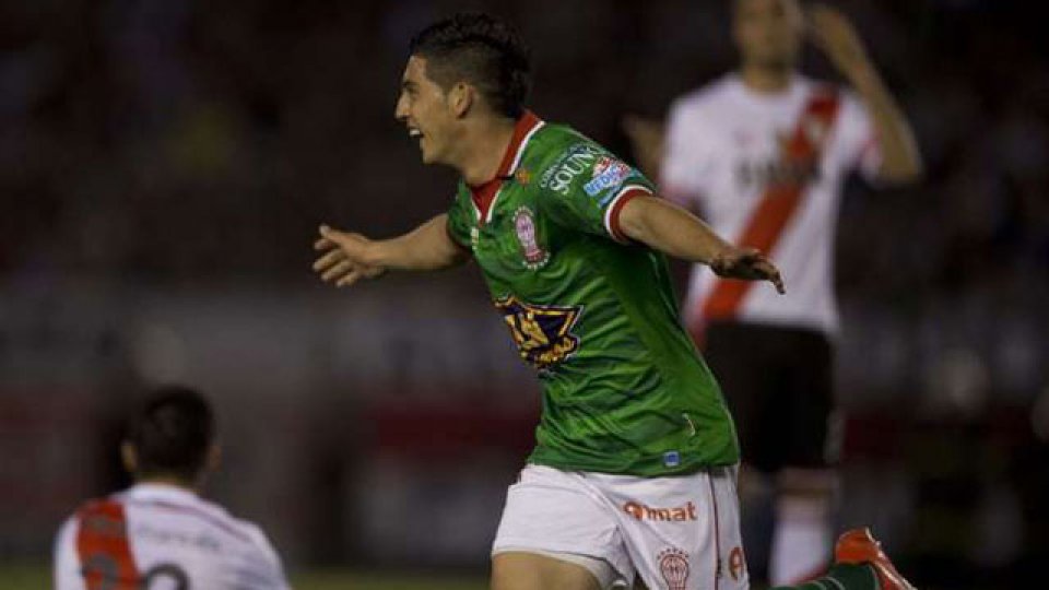 Huracán festejó en el Monumental y sueña.