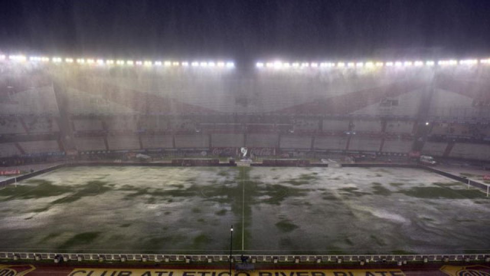 La intensa lluvia hizo que el clásico se pasara para esta noche a las 21.00.