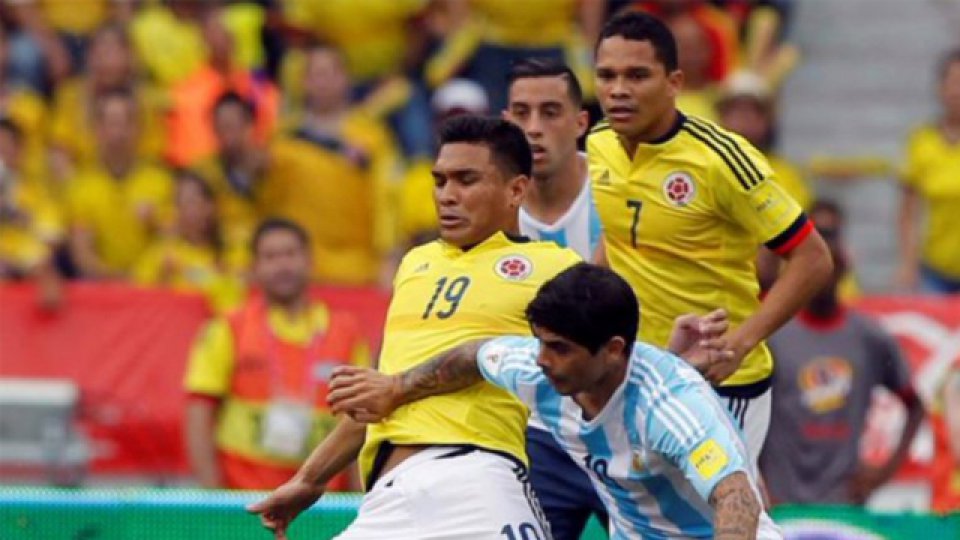 Banega, de buen partido, disputa la pelota con Teo Gutíerrez.