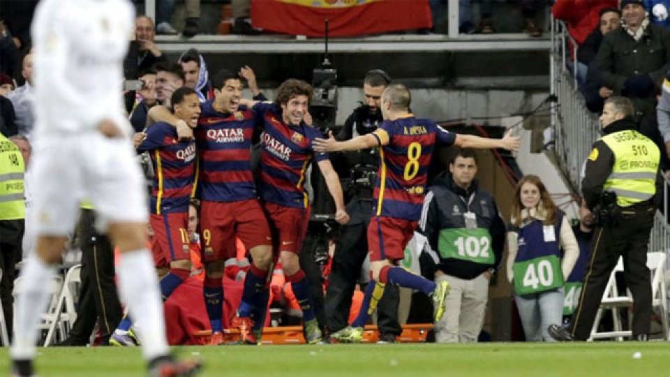 Barcelona golea al Madrid y se afianza en la cima.