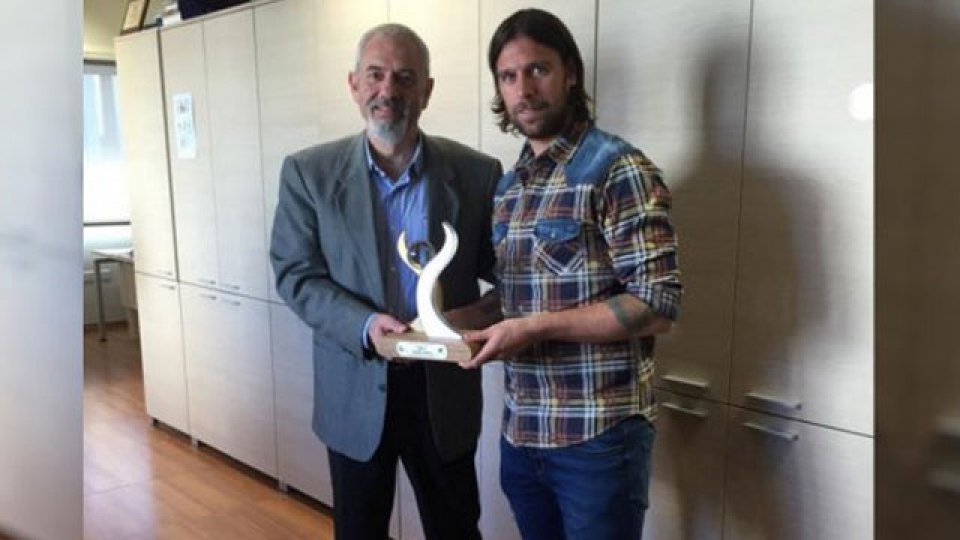 El Cavegol recibe el premio al mejor jugador de octubre en Chipre.