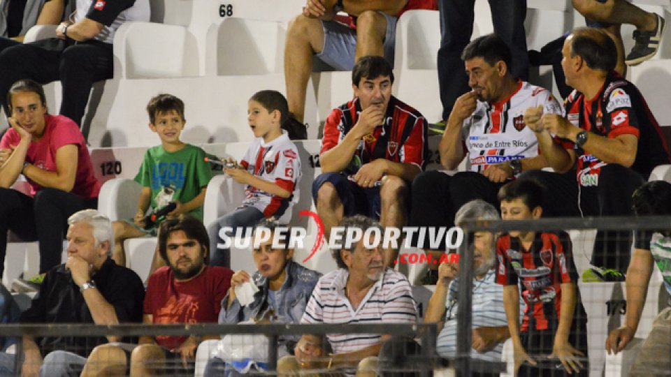 Todo el color de la hinchada del Patrón en el triunfo ante Instituto.