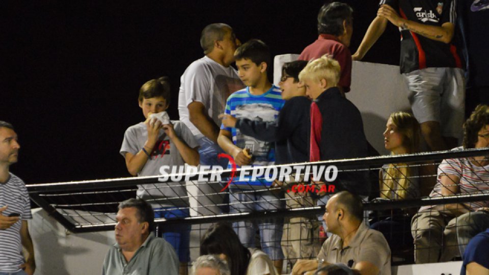 Todo el color de la hinchada del Patrón en el triunfo ante Instituto.