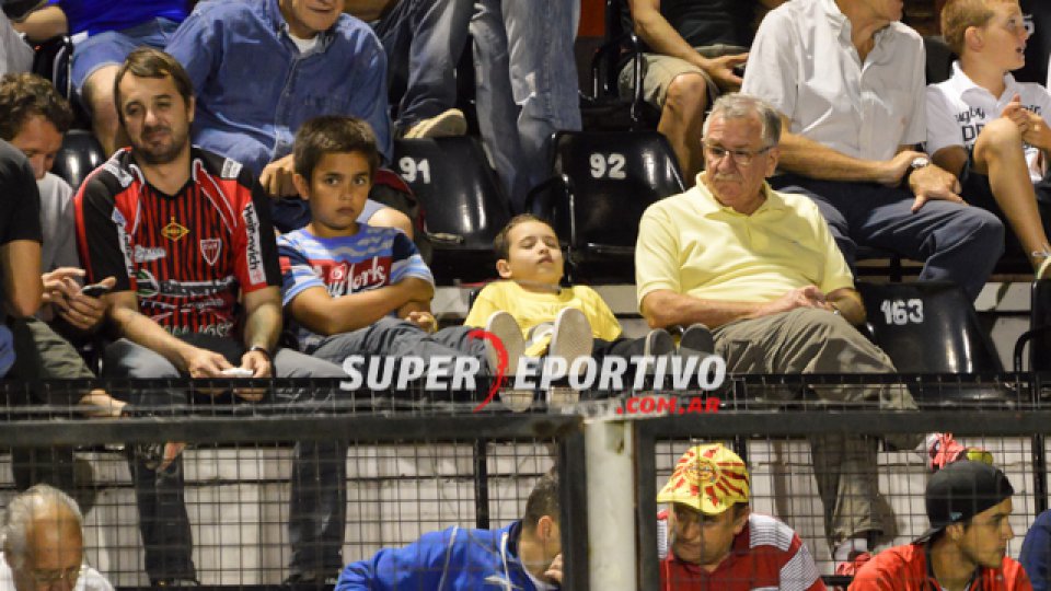 Todo el color de la hinchada del Patrón en el triunfo ante Instituto.