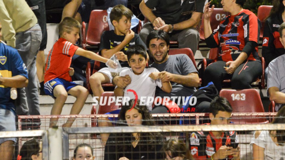 Todo el color de la hinchada del Patrón en el triunfo ante Instituto.