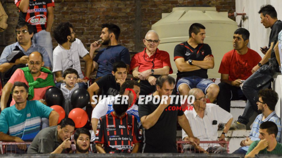 Todo el color de la hinchada del Patrón en el triunfo ante Instituto.