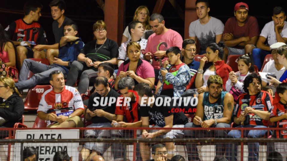 Todo el color de la hinchada del Patrón en el triunfo ante Instituto.