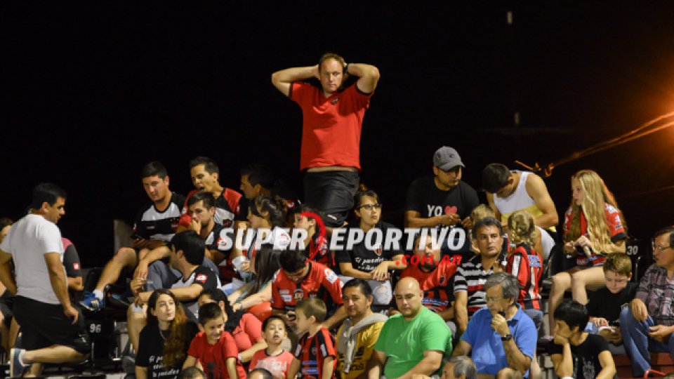 Todo el color de la hinchada del Patrón en el triunfo ante Instituto.