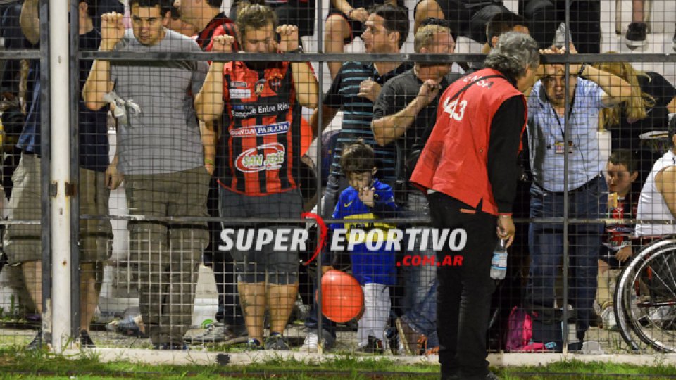 Todo el color de la hinchada del Patrón en el triunfo ante Instituto.