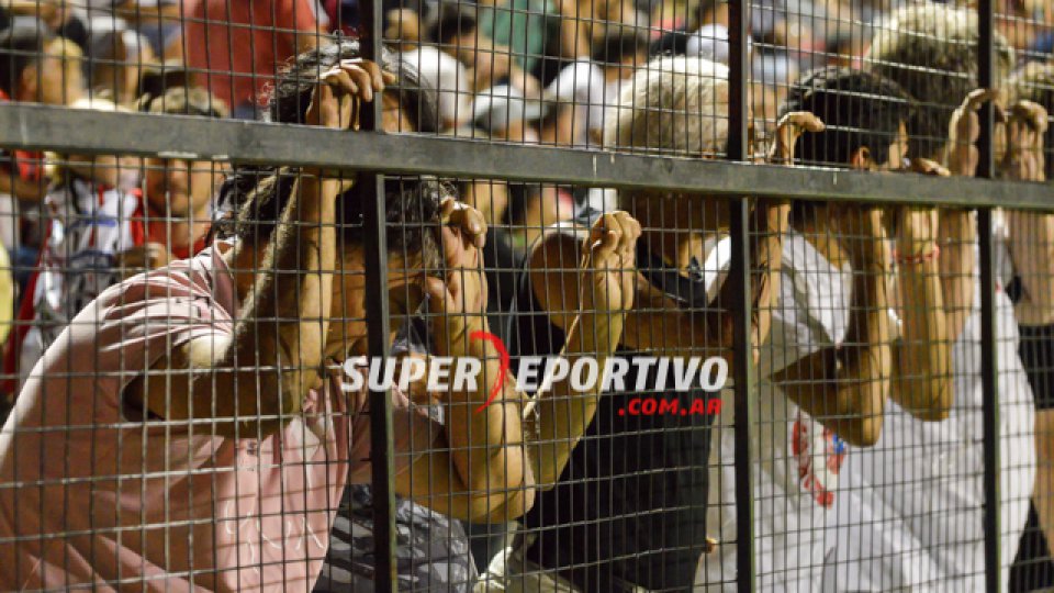 Todo el color de la hinchada del Patrón en el triunfo ante Instituto.