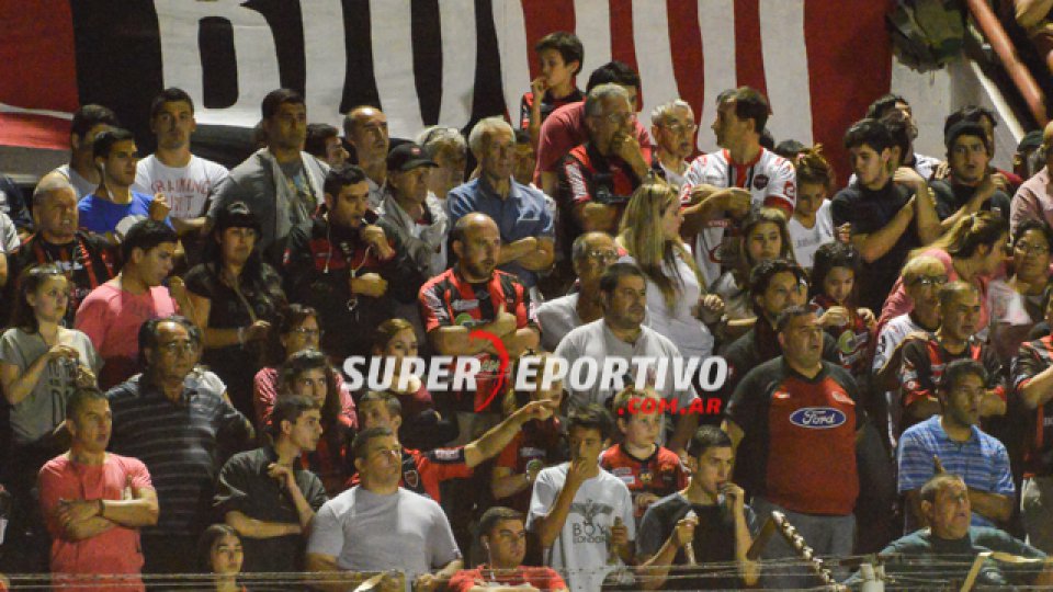 Todo el color de la hinchada del Patrón en el triunfo ante Instituto.