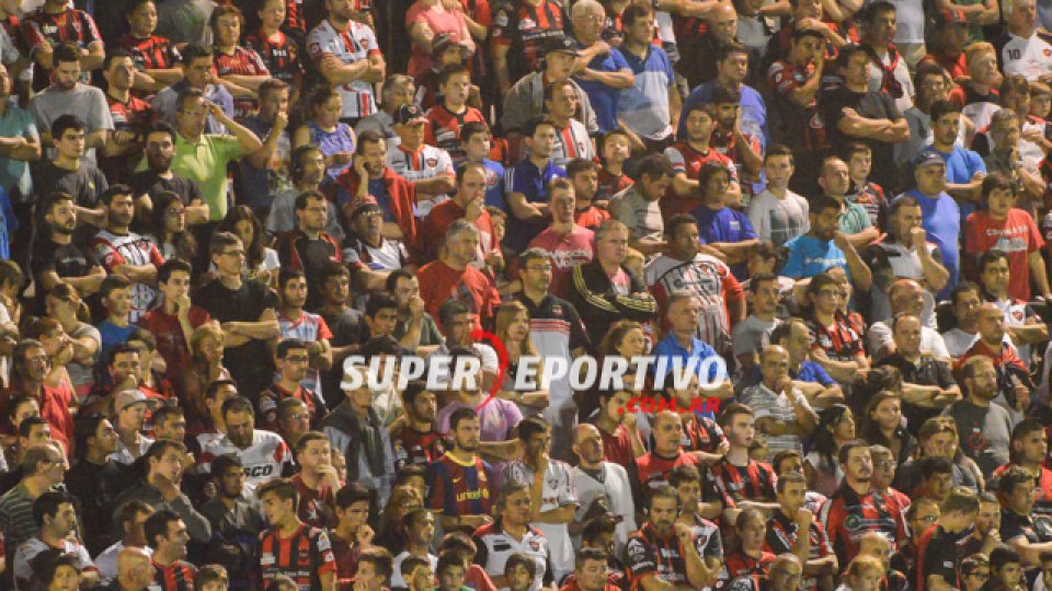 Todo el color de la hinchada del Patrón en el triunfo ante Instituto.