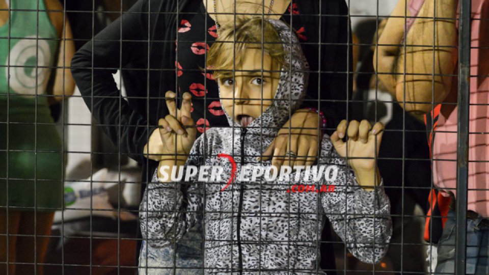 Todo el color de la hinchada del Patrón en el triunfo ante Instituto.