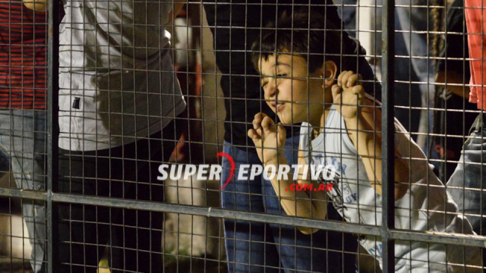 Todo el color de la hinchada del Patrón en el triunfo ante Instituto.