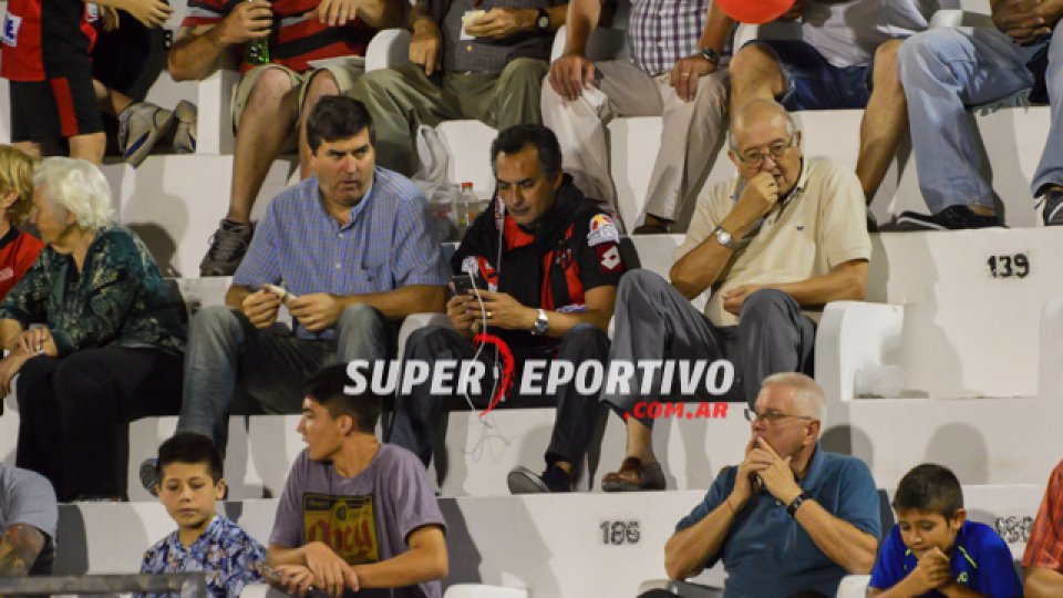 Todo el color de la hinchada del Patrón en el triunfo ante Instituto.