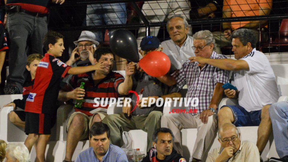 Todo el color de la hinchada del Patrón en el triunfo ante Instituto.
