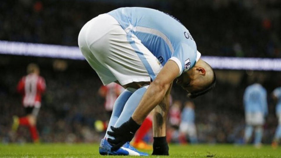 El Kun se resintió de su lesión y fue reemplazado.