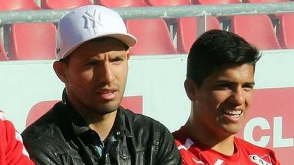 El Kun junto a su hermano Gastón Del Castillo, quien debutaría ante Racing.