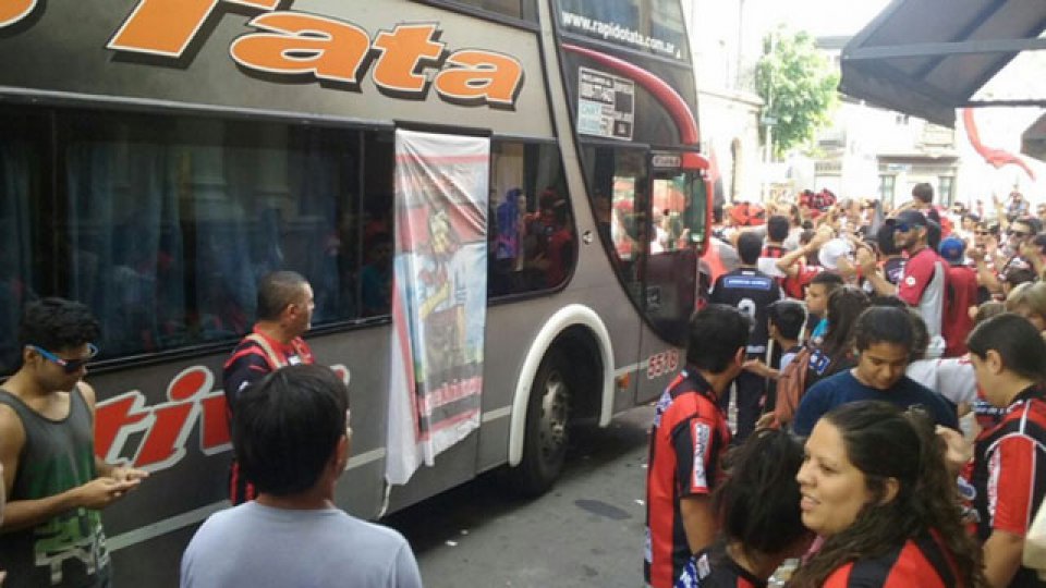 Banderazo de apoyo para Patronato. (@LFdelFutbol)