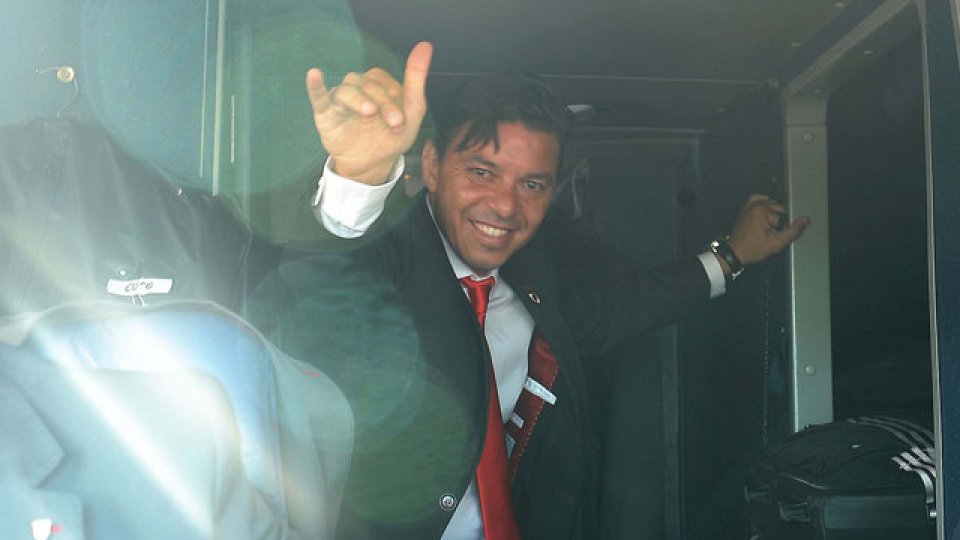 Miles de hinchas se acercaron para darle la despedida al conjunto de Núñez,