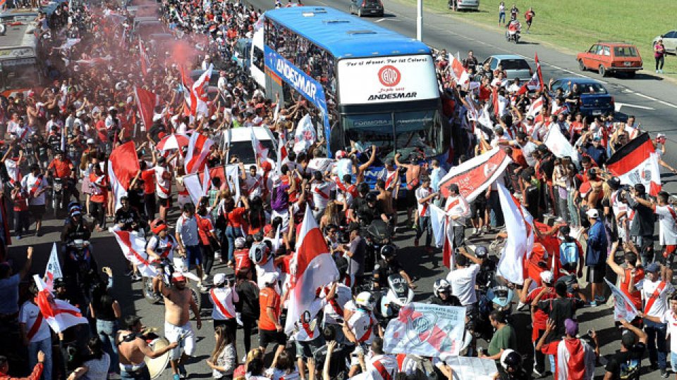 Miles de hinchas se acercaron para darle la despedida al conjunto de Núñez,
