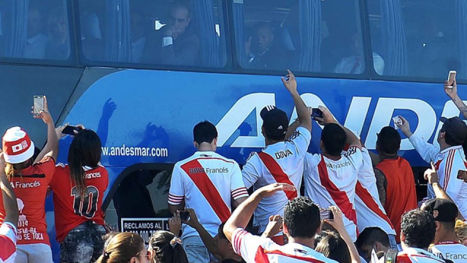 Miles de hinchas se acercaron para darle la despedida al conjunto de Núñez,