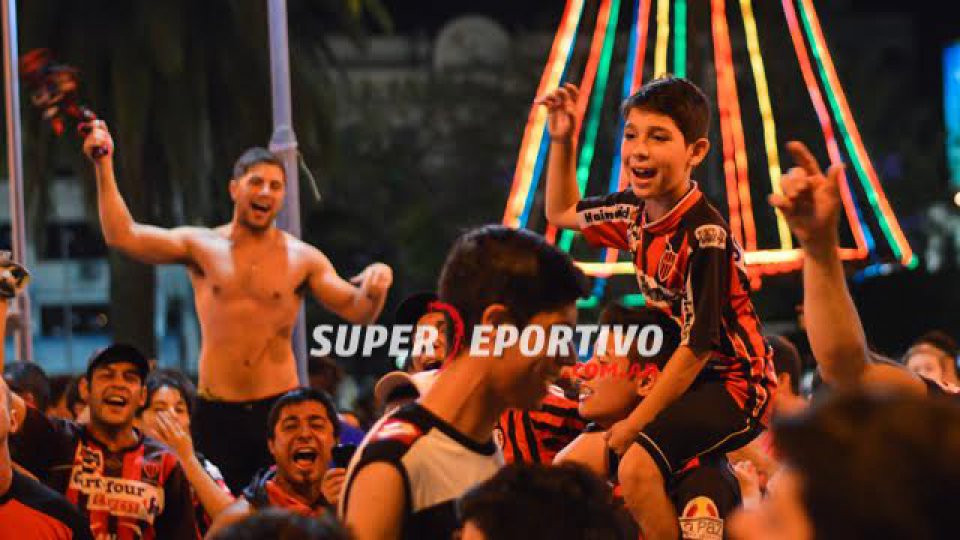 La Plaza 1º de Mayo se copó de hinchas Rojinegros.