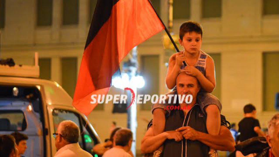 La Plaza 1º de Mayo se copó de hinchas Rojinegros.