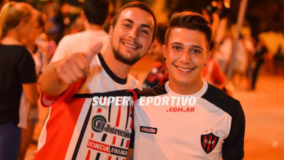 La Plaza 1º de Mayo se copó de hinchas Rojinegros.