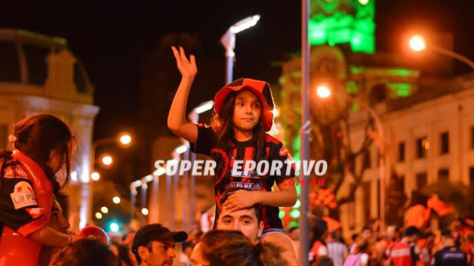 La Plaza 1º de Mayo se copó de hinchas Rojinegros.