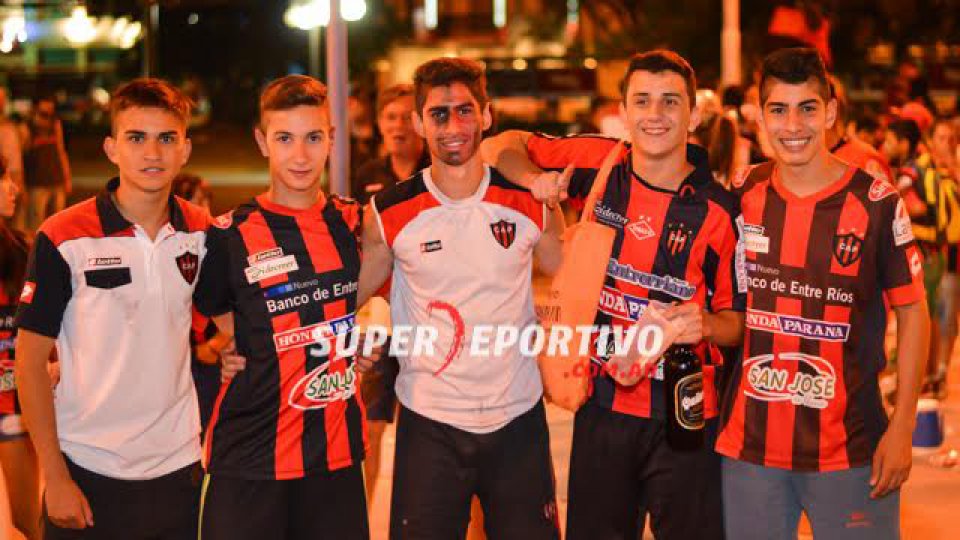 La Plaza 1º de Mayo se copó de hinchas Rojinegros.