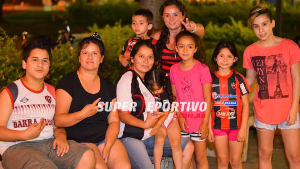 La Plaza 1º de Mayo se copó de hinchas Rojinegros.