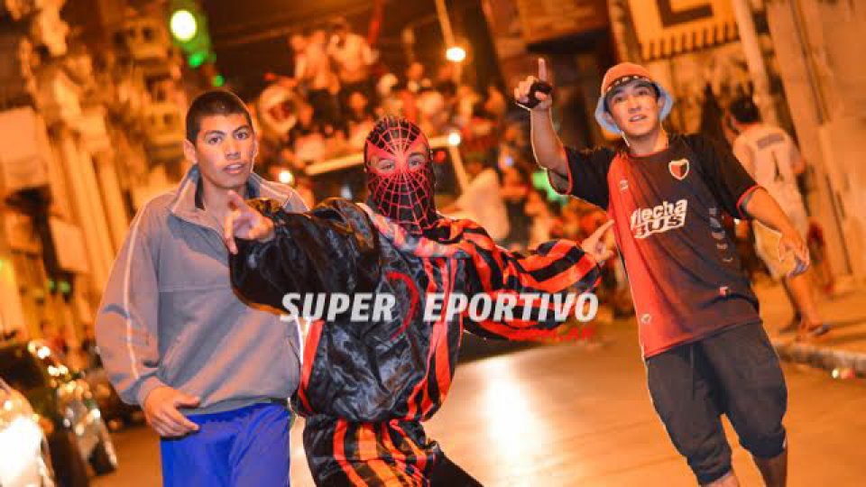 La Plaza 1º de Mayo se copó de hinchas Rojinegros.