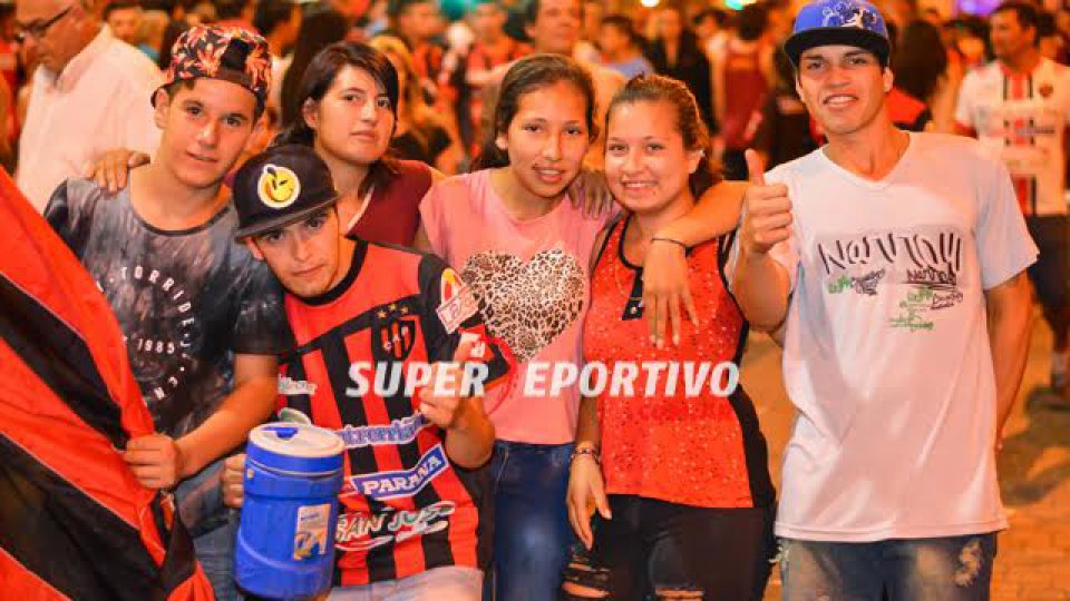La Plaza 1º de Mayo se copó de hinchas Rojinegros.