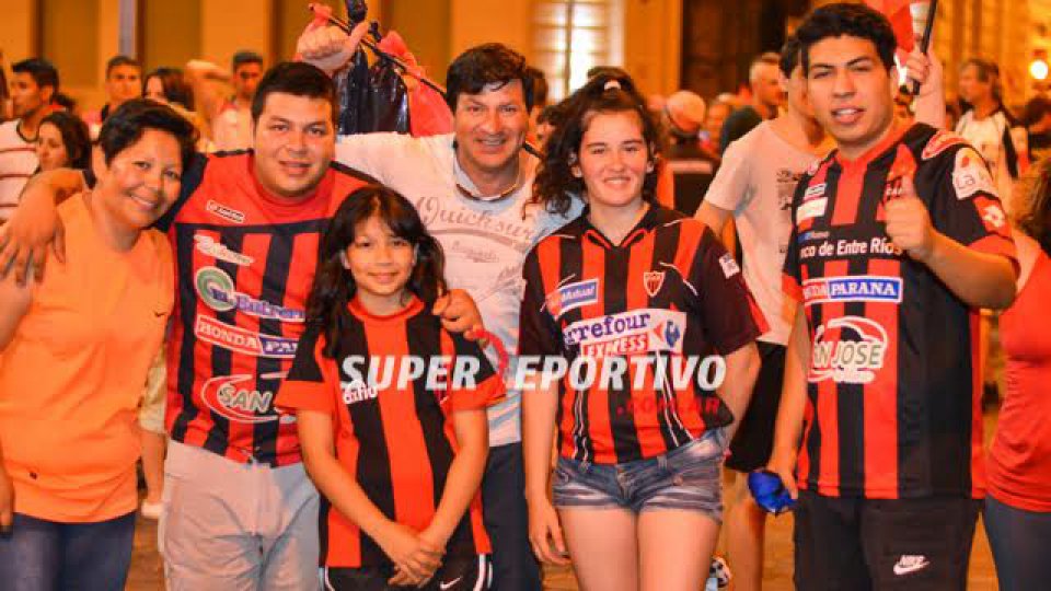 La Plaza 1º de Mayo se copó de hinchas Rojinegros.